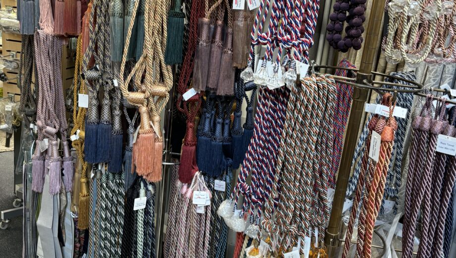 手軽にお部屋の雰囲気チェンジ！カーテンの小物で楽しむ模様替えアイデア